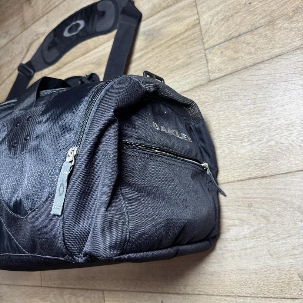 Oakley Black Duffle Bag Vintage Gym Bag in Excellent Condition Model 92345